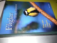 F&aring;glar fr&aring;n f&ouml;nstret :&nbsp;k&auml;nn igen v&aring;ra vanligaste f&aring;glar / text: Ulla Hemberg ; fotografier: Naturfotografernas bildbyr