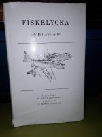 Fiskelycka / av Juhani Aho ; inledning av Gunnar Castr&eacute;n ; till svenska av Bertel Gripenberg ; teckningar av Bj&ouml;rn Landstr&ouml;m.