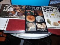 (3 SVAMPB&Ouml;CKER): Tidens svampguide / M. Svrček + Svamp att plocka och laga / Sven Tollin + Lilla svampboken / Pelle Holmberg & Hans Marklund.