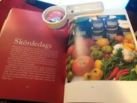 Odla tomater / &Aring;ke Truedsson ; [foto: &Aring;ke Truedsson].