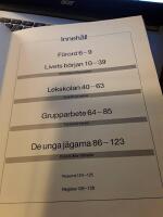 Ett hundliv : ett &aring;r i en hundfamiljs liv / fotografier: Jane Burton och Kim Taylor ; text: Michael Allaby och Jane Burton