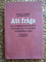 ATT FR&Aring;GA. Om fr&aring;gekonstruktion vid intervju- och enk&auml;tunders&ouml;kningar