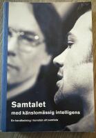 Samtalet med k&auml;nslom&auml;ssig intelligens : en handledning i konsten att samtala