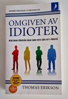 Omgiven av idioter : hur man f&ouml;rst&aring;r dem som inte g&aring;r att f&ouml;rst&aring;