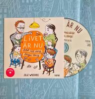 Livet &auml;r nu : dikt och s&aring;ng dagen l&aring;ng (inkl cd)