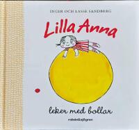 Lilla Anna leker med bollar
