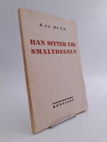 Han sitter vid sm&auml;ltdegeln : Pj&auml;s i fem bilder