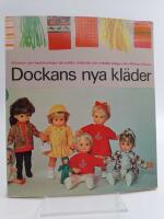 Dockans nya kl&auml;der : m&ouml;nster och beskrivningar p&aring; sydda, stickade och virkade plagg