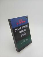 Svart asfalt gr&ouml;nt gr&auml;s