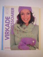 Virkade accessoarer : m&ouml;ssor v&auml;skor scarves vantar tofflor