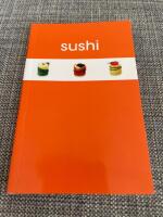 Sushi : en bok med 40 recept, en bambumatta, tv&aring; par &auml;tpinnar och tv&aring; sk&aring;lar
