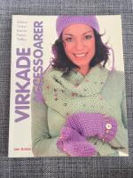 Virkade accessoarer : m&ouml;ssor v&auml;skor scarves vantar tofflor