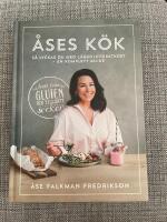 &Aring;ses k&ouml;k : s&aring; lyckas du med l&aring;gkolhydratkost - en komplett guide