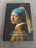 Flicka med p&auml;rl&ouml;rh&auml;nge