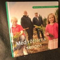 Med r&ouml;tterna i skogen : fr&aring;n skog till f&auml;rdigt hus med Deromegruppen
