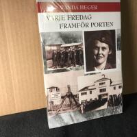 Varje fredag framf&ouml;r porten. NY inplastad bok