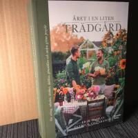 &Aring;ret i en liten tr&auml;dg&aring;rd : om odling, rabatter, v&auml;xthus, dahlior, g&ouml;mst&auml;llen och andra gr&ouml;na projekt