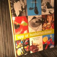 Upp ur hush&aring;llstr&auml;sket : Hemkunskap f&ouml;r vuxna