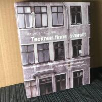 Tecknen finns &ouml;verallt : 18 texter om konstf&ouml;rvandlingar