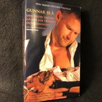 Den tredje systern-trilogin. Den tredje systern; G&aring; ner f&ouml;r trappan; &Ouml;vervakningen