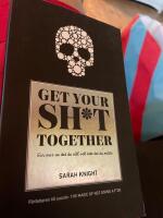 Get your sh*t together : hur du slutar oroa dig &ouml;ver vad du borde g&ouml;ra s&aring; du kan avsluta det du m&aring;ste f&aring; gjort och &auml;gna dig &aring;t det du vill g&ouml;ra