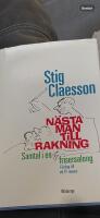 N&auml;sta man till rakning : samtal i en frisersalong : f&ouml;rslag till ett TV-manus