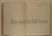 Byn med det bl&aring; huset 1959