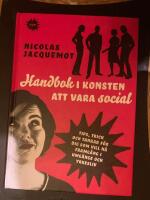 Handbok i konsten att vara social : tips, trick och tankar f&ouml;r dig som vill n&aring; framg&aring;ng i umg&auml;nge och yrkesliv
