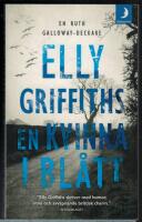 En kvinna i bl&aring;tt