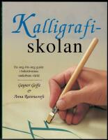 Kalligrafiskolan : En steg-f&ouml;r-steg guide i bokst&auml;vernas underbara v&auml;rld]