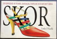 Skor. En kavalkad av Pumps, sandaler, tofflor och mycket mera