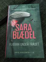 Flickan under tr&auml;det