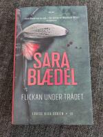 Flickan under tr&auml;det