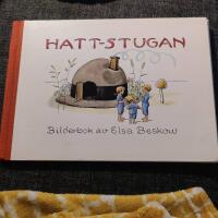 Hattstugan : en saga p&aring; vers med rim som barnen f&aring;r hitta p&aring; sj&auml;lva : [bilderbok]