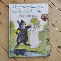 Den svarta kaninen och den vita kaninen