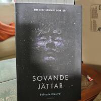 Sovande j&auml;ttar (Themisfilerna; bok ett)