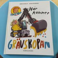 H&auml;r kommer gr&auml;vskopan (Halvan)