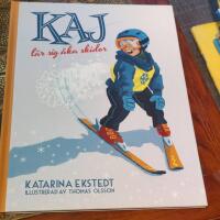 Kaj l&auml;r sig &aring;ka skidor 