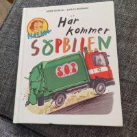 H&auml;r kommer sopbilen (Halvan)