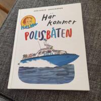 H&auml;r kommer polisb&aring;ten (Halvan)