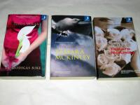 DE MODIGAS RIKE + STORMENS &Ouml;GA + DEN SVARTA OPALEN